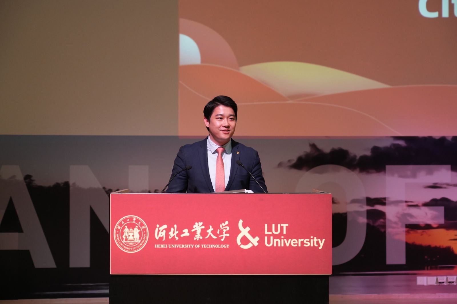 马丁讲话.jpg